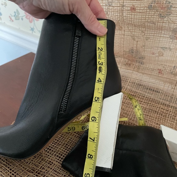 Jessica Simpson “timea” black and white block heel ankle boots. Size 7 - Picture 4 of 7